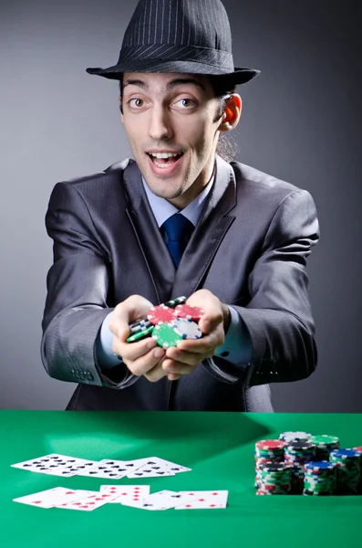 Casino-Spieler spielt mit Chips — Stockfoto