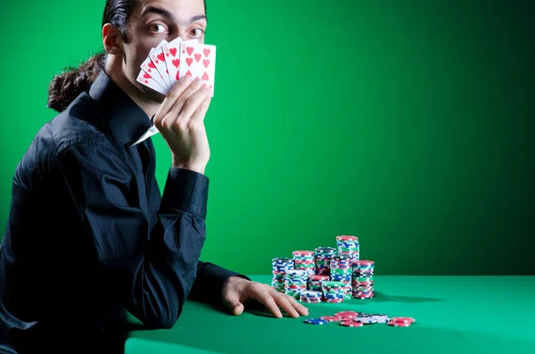 Jogador em casino e fichas — Fotografia de Stock