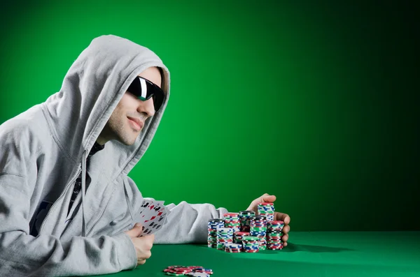 Άνθρωπος που παίζει στο καζίνο — Φωτογραφία Αρχείου