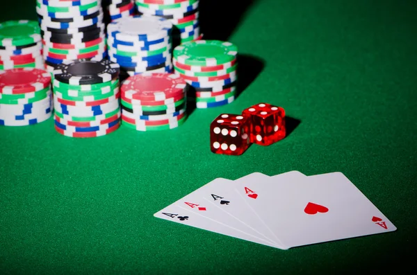 Casino-Konzept mit Chips und Karten — Stockfoto