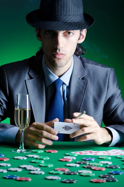 Jogador em casino e fichas — Fotografia de Stock