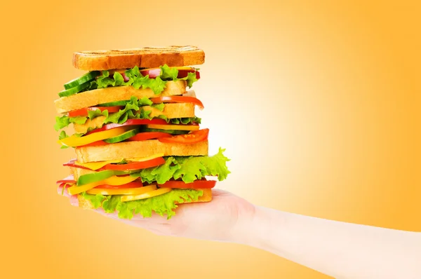 Jätte smörgås mot tonad bakgrund — Stockfoto