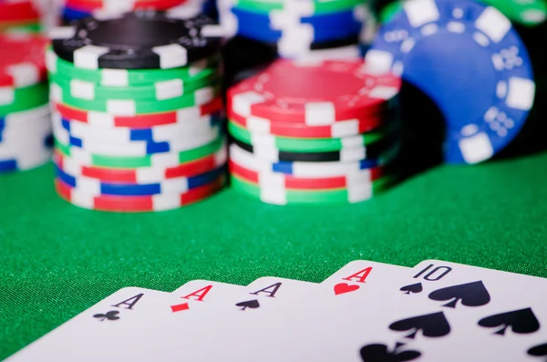 Концепция казино с фишками и картами — стоковое фото