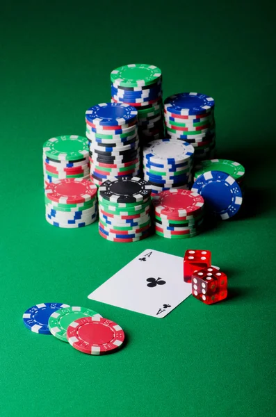 Концепція казино з чіпами та картами — стокове фото