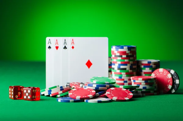 Casino konseptiyle yongaları ve kartları — Stok fotoğraf