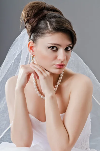 Novia en vestido de novia en el estudio de rodaje — Foto de Stock