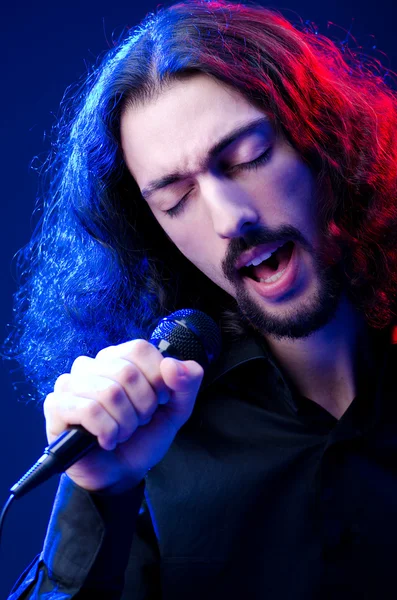 Férfi énekel a koncerten — Stock Fotó