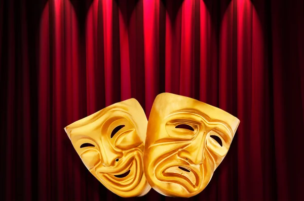 Concepto de actuación teatral con máscaras — Foto de Stock