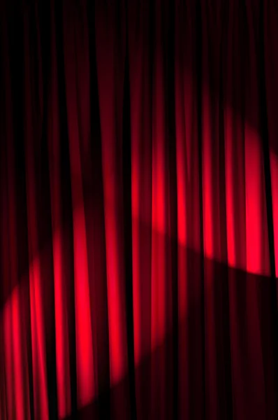 Ярко освещенные занавески в театральной концепции — стоковое фото