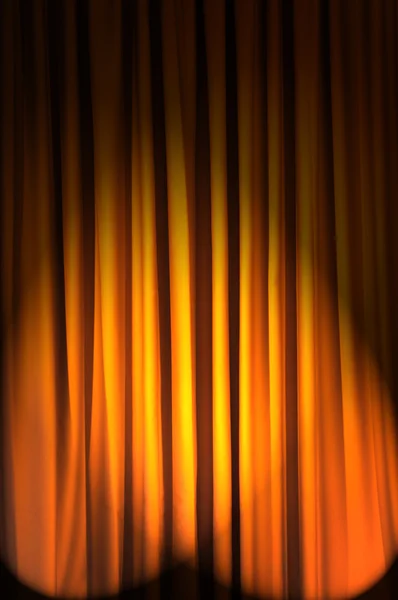 Cortinas brilhantemente iluminadas no conceito de teatro — Fotografia de Stock