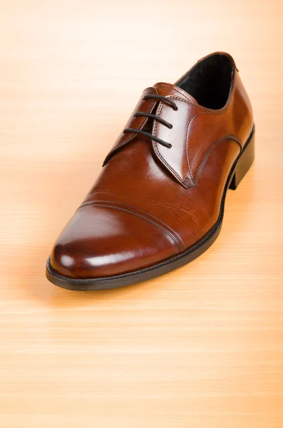 Sapatos castanhos na mesa de madeira — Fotografia de Stock