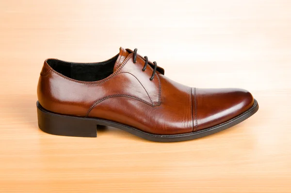 Zapatos marrones en mesa de madera —  Fotos de Stock