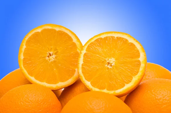 Апельсини на градієнтному фоні — стокове фото