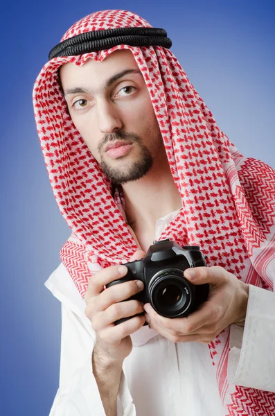 Арабский фотограф в студии — стоковое фото
