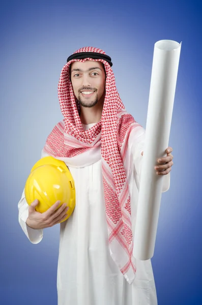 Arabische ingenieur met tekeningen — Stockfoto