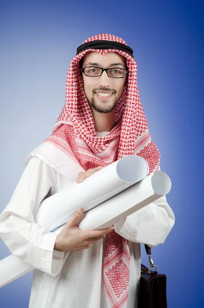 Арабский инженер с рисунками — стоковое фото