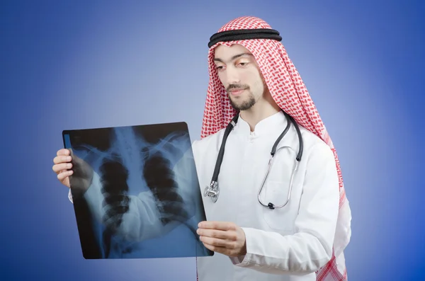 Médico árabe con impresión de rayos X — Foto de Stock