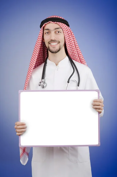 Médico árabe con tablero de mensajes en blanco — Foto de Stock