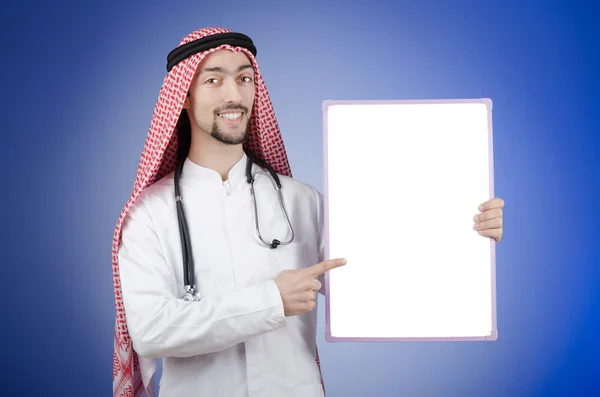Médico árabe con tablero de mensajes en blanco — Foto de Stock