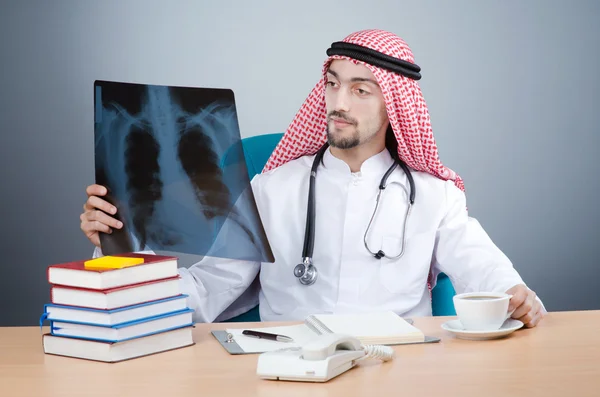 Арабский врач с рентгеновским снимком — стоковое фото