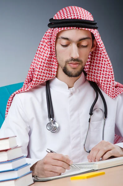 Médico árabe trabajando en el hospital — Foto de Stock
