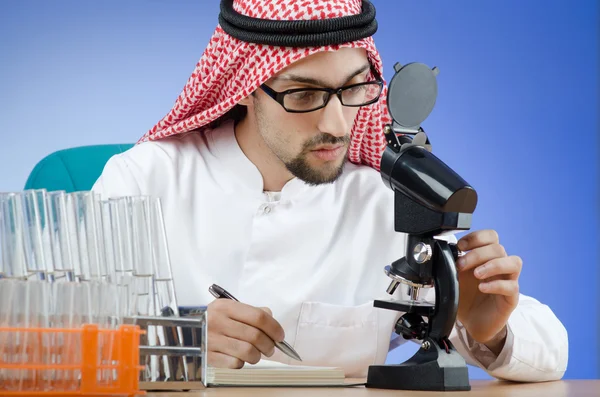 アラブの化学実験室での作業 — ストック写真
