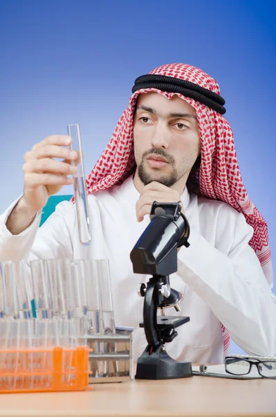 Químico árabe trabajando en laboratorio — Foto de Stock