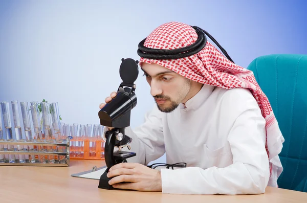 Арабский химик работает в лаборатории — стоковое фото