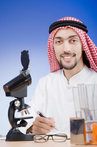 Laboratuarda çalışan Arap kimyager — Stok fotoğraf