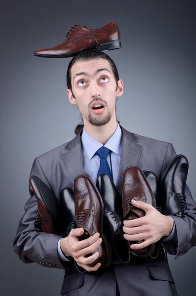 Adam ayakkabı seçimi ile — Stok fotoğraf