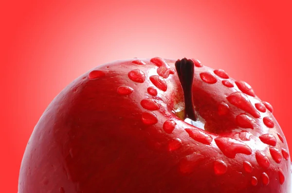 Pomme fraîche avec gouttelettes d'eau — Photo