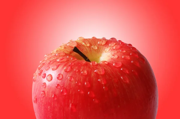 Pomme fraîche avec gouttelettes d'eau — Photo