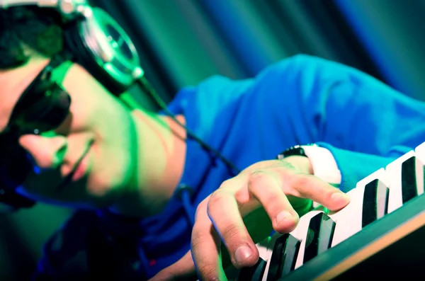 DJ miksowania muzyki w dyskotece — Zdjęcie stockowe