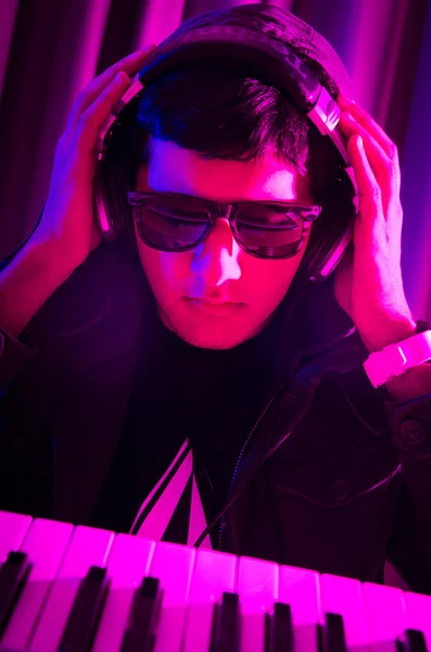 DJ miksowania muzyki w dyskotece — Zdjęcie stockowe