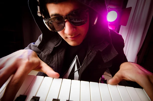 DJ mixant de la musique au disco — Photo