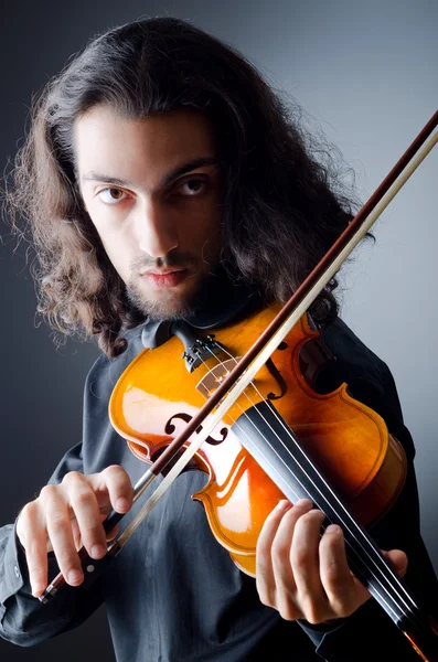 Violinista tocando el intstrumento —  Fotos de Stock