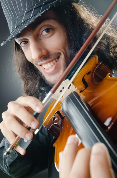 Скрипач играет на скрипке — стоковое фото