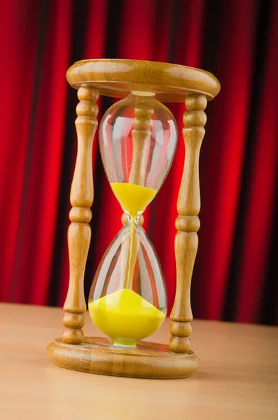 Stundenglas im Zeitkonzept Stockbild