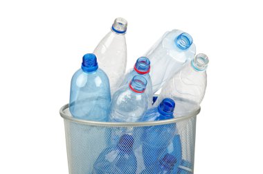 beyaz boş plastik su şişeleri