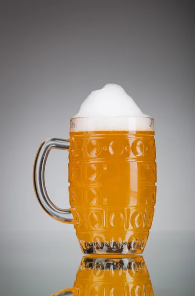 Öl glas på bordet — Stockfoto