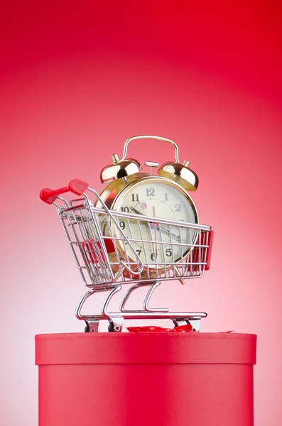 Conceito de tempo de compra com relógio e carrinho de compras — Fotografia de Stock