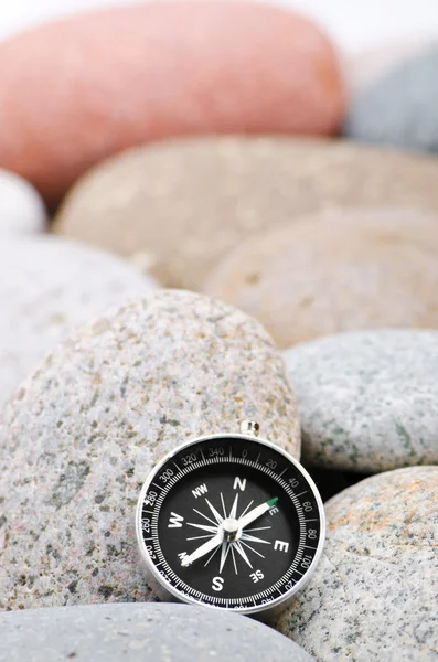 Navigering kompass på sten stenar — Stockfoto