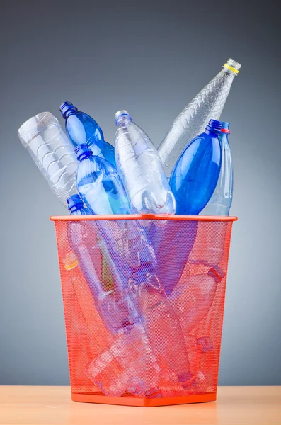Концепция переработки пластиковых бутылок — стоковое фото
