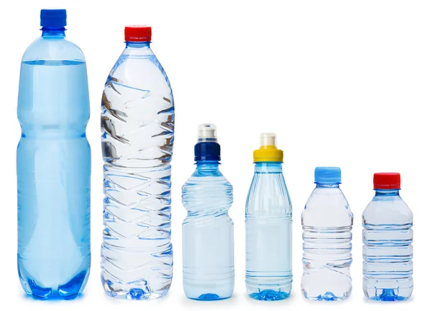 Birçok su şişeleri üzerinde beyaz izole — Stok fotoğraf