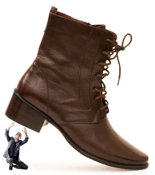 Vrouw overheersing concept met schoenen en man — Stockfoto