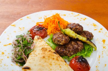 Et yemeği - Tabakta servis edilen kebap