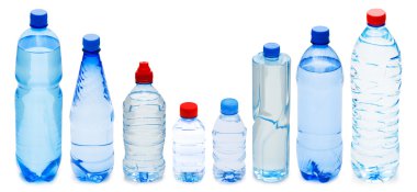 birçok su şişeleri üzerinde beyaz izole