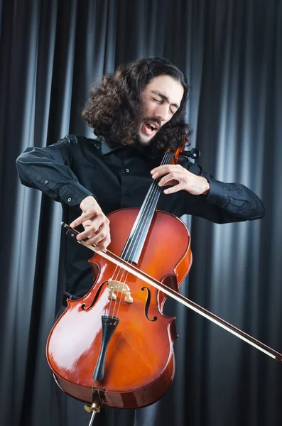 Mężczyzna gra na wiolonczeli — Zdjęcie stockowe