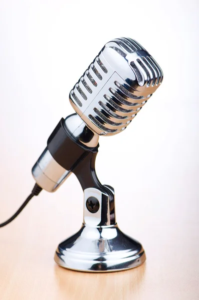 Vintage mikrofon mot bakgrund — Stockfoto