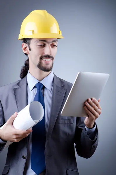 Trabalhador da construção civil que trabalha em tablet — Fotografia de Stock